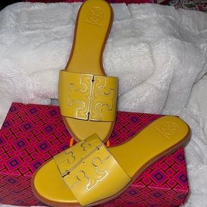 GREAT CONDITION TORY BURCH INES